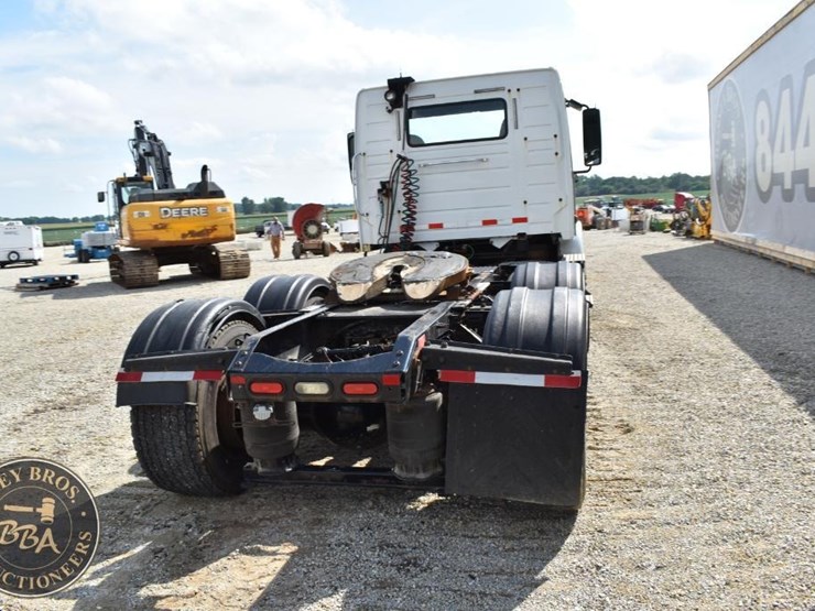 2015-volvo-vnm64t200-image-15