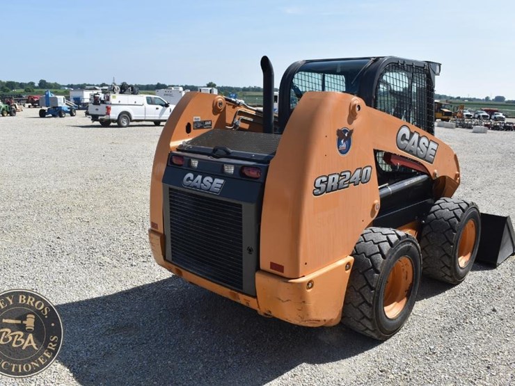 2016-case-sr240-image-17