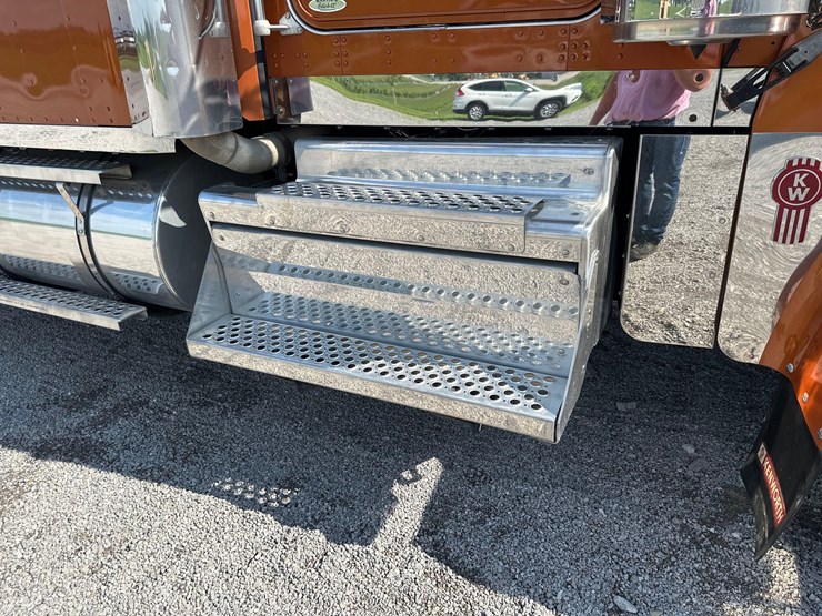 2019-kenworth-w900l-image-40