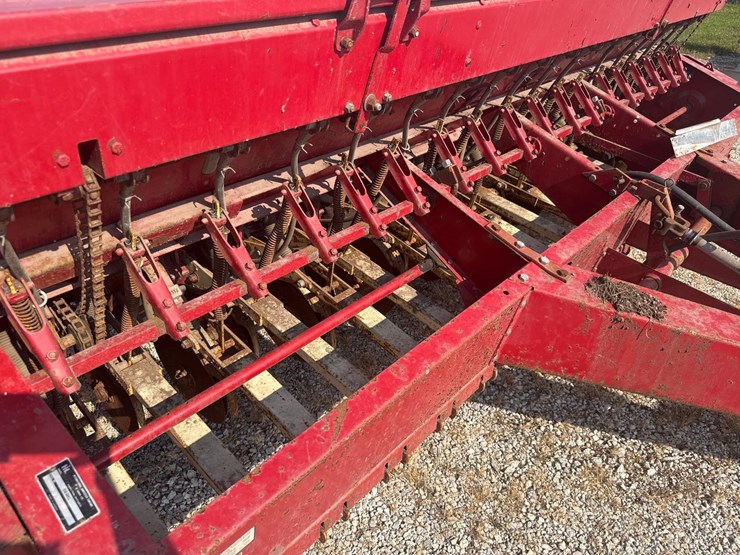 18x7-ih-510-grain-drill-image-7