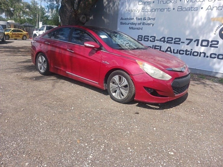 2013-hyundai-sonata-hybrid-base-runs/moves-image-2