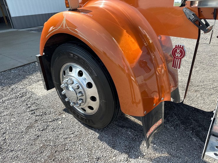 2019-kenworth-w900l-image-17