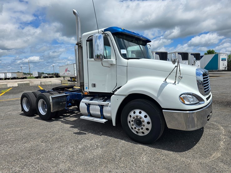 2020-freightliner-columbia-120-image-32