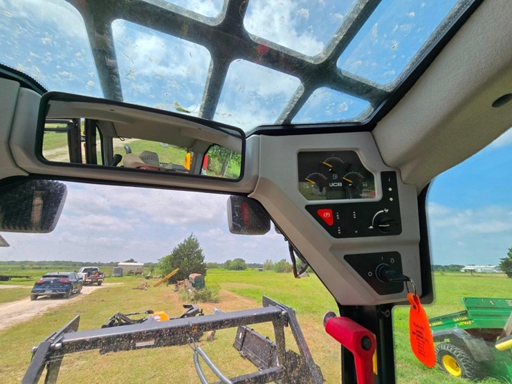 2022-jcb-3ts-8t-image-31