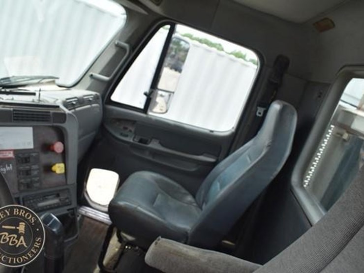 2002-freightliner-century-112-image-44