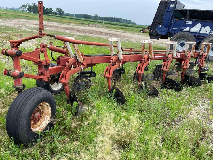 ih-720-6-bottom-plow-image-16