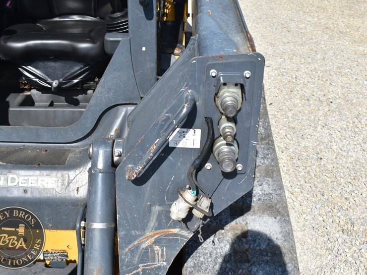 2019-deere-325g-image-30