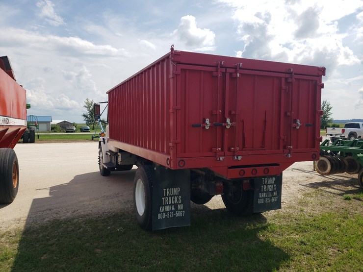 2002-freightliner-fl70-image-3