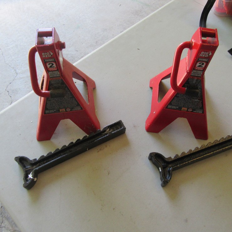 #8822 • (2) Torin Big Red Jacks
