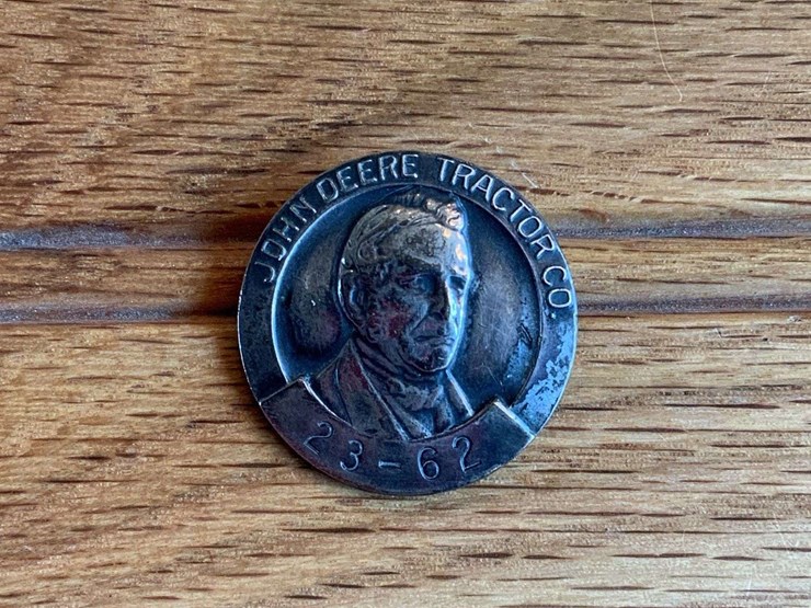 john-deere-tractor-co.-employee-badge-image-1