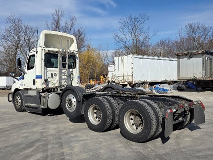 2022-freightliner-cascadia-126-image-2