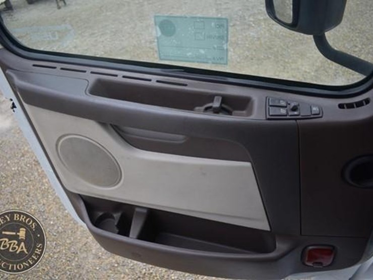 2014-volvo-vnl64t670-image-69