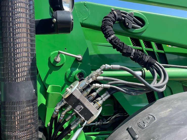 2014-john-deere-6210r-image-41