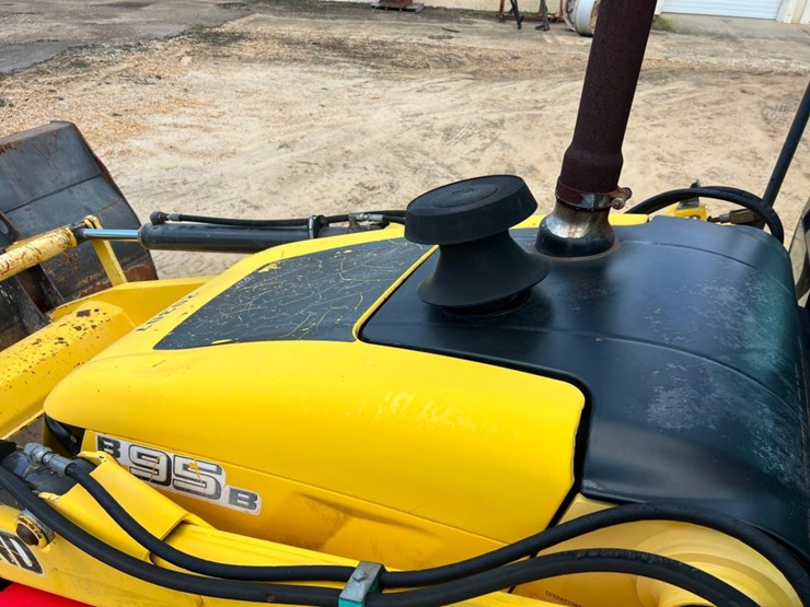 2011-new-holland-b95b-image-34