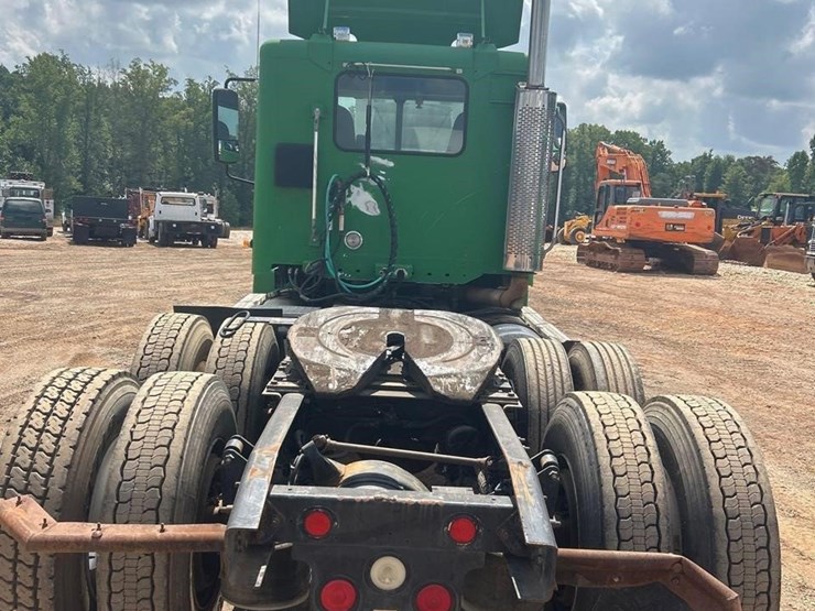 2001-freightliner-century-120-image-17