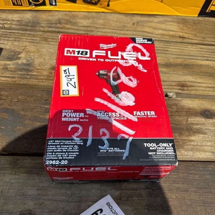 2137 - MILWAUKEE 1/2" IMPACT WRENCH