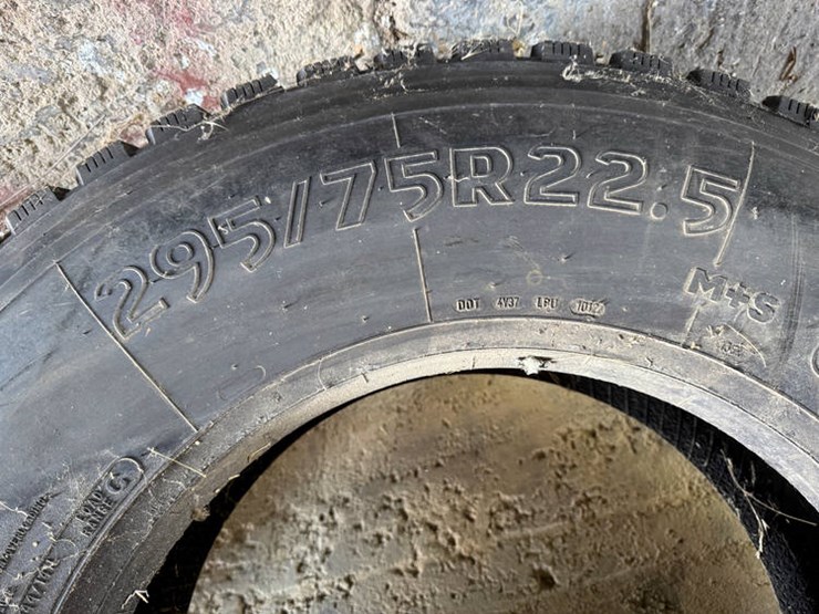 #1414-•-1---295/75r22.5-tire-image-2