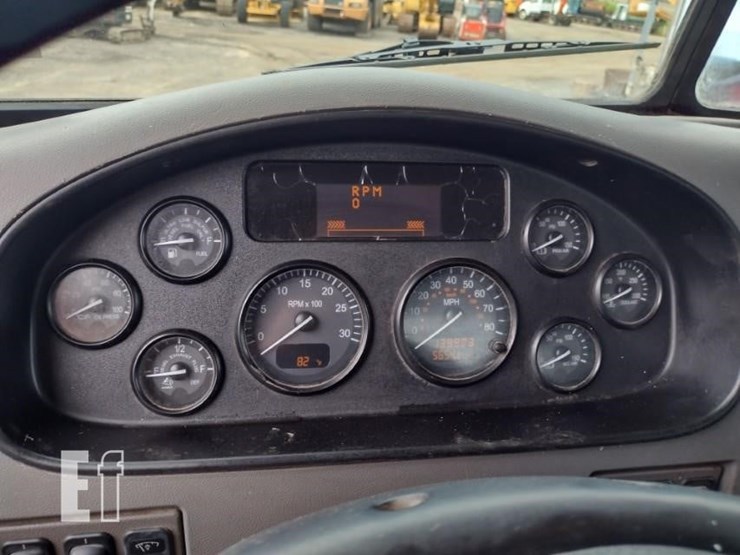 2013-peterbilt-337-image-9