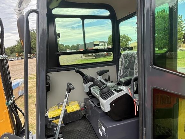 #113-•-cfg-industrial-excavator-w/-enclosed-cab-image-6