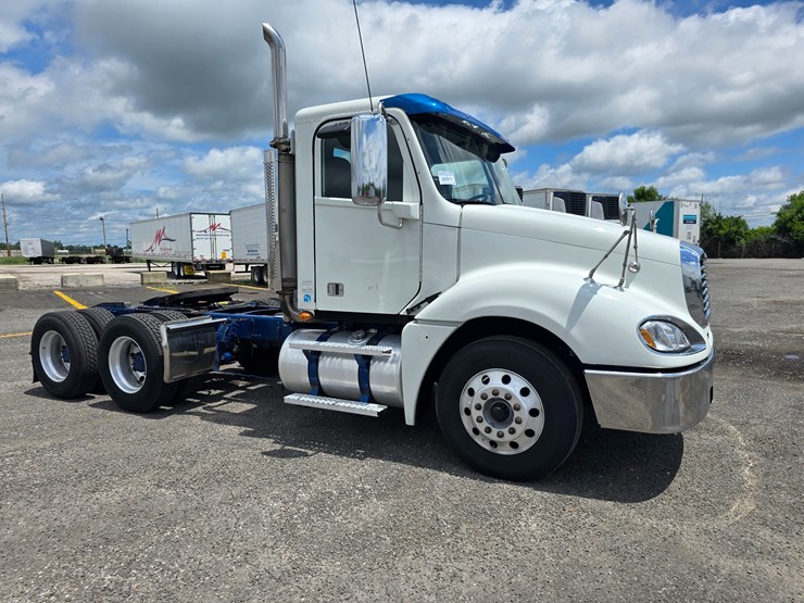 2020-freightliner-columbia-120-image-31