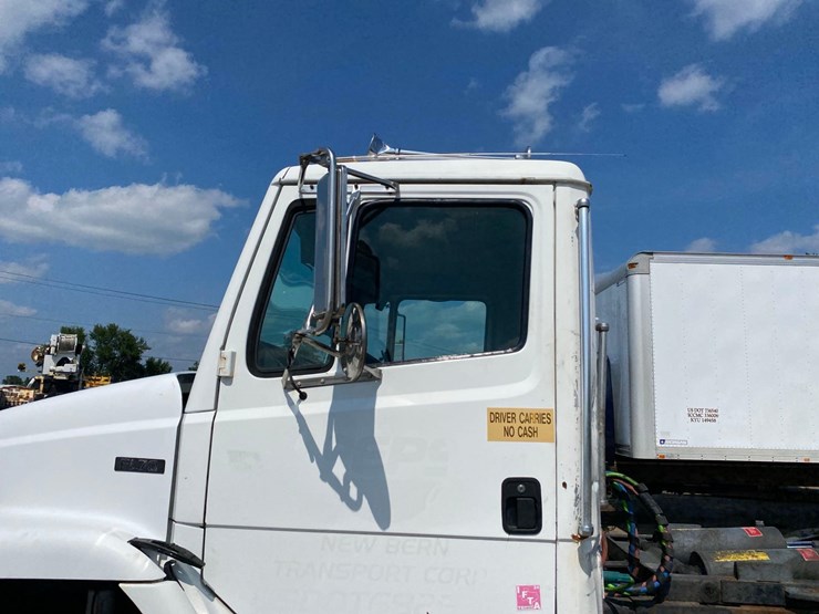 1998-freightliner-fl70-image-7