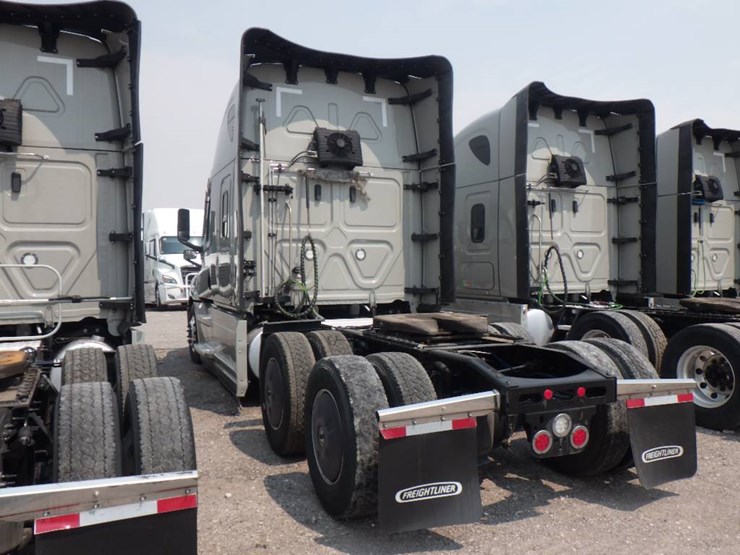 2024-freightliner-cascadia-126-image-8