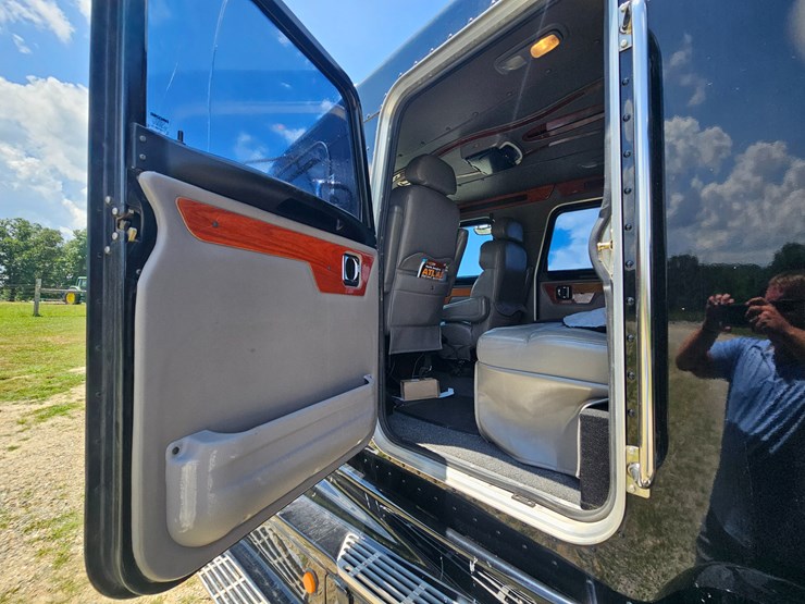 2007-peterbilt-335-image-85