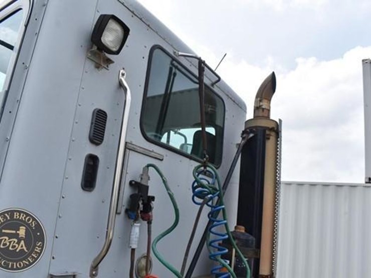 2002-freightliner-century-112-image-16