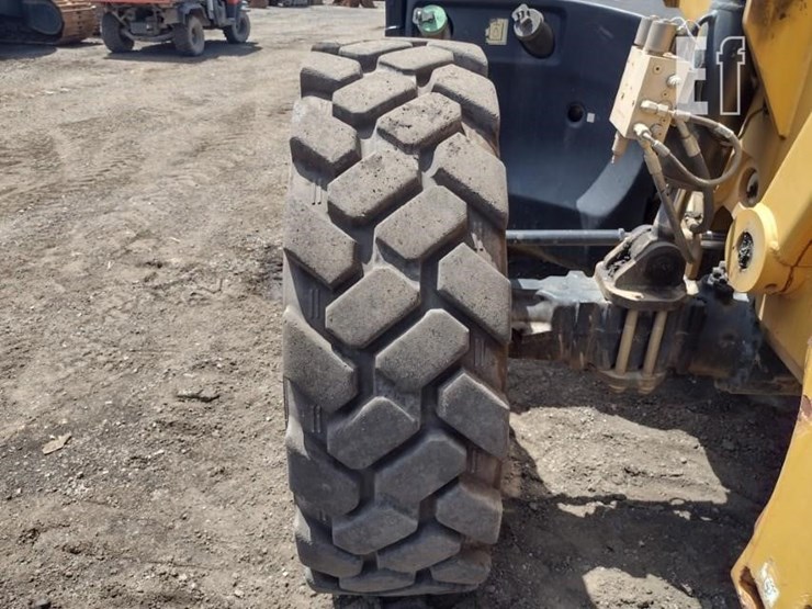2017-caterpillar-tl1055d-image-23