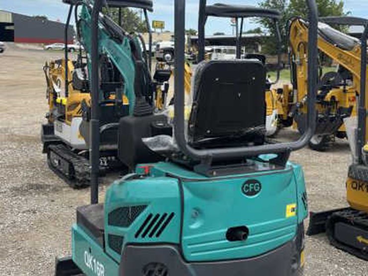 #106-•-cfg-industrial-mini-excavator-w/-hydraulic-thumb-image-4
