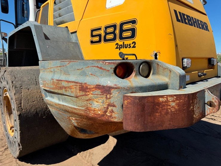 2011-liebherr-l586-image-40