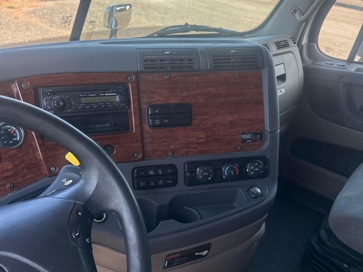2015-freightliner-cascadia-113-image-22