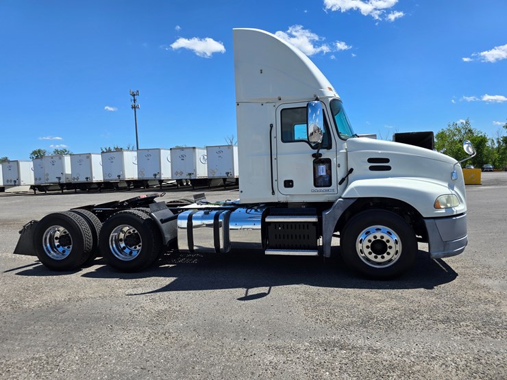 #16603-•-2016-mack-cxu613-day-cab-image-21
