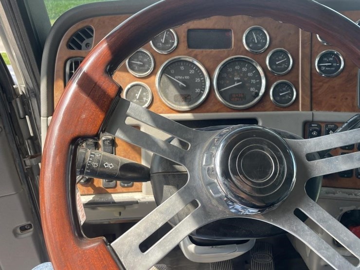 2007-peterbilt-388-image-21