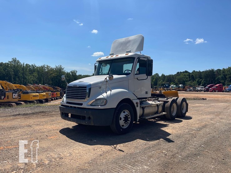 2006-freightliner-columbia-120-image-2