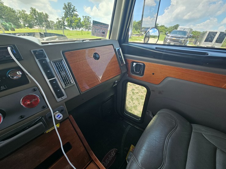 2007-peterbilt-335-image-70