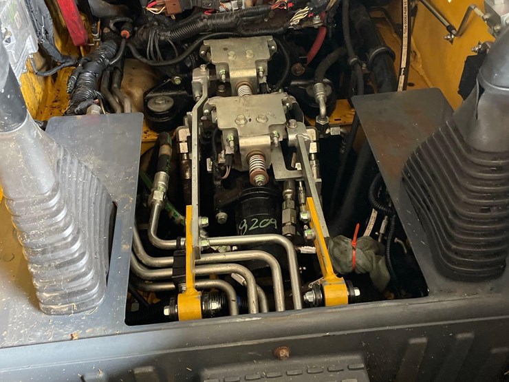 2019-deere-318g-image-55