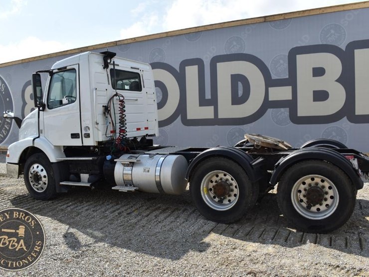 2015-volvo-vnm64t200-image-10