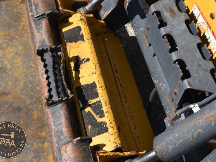 2019-deere-325g-image-33