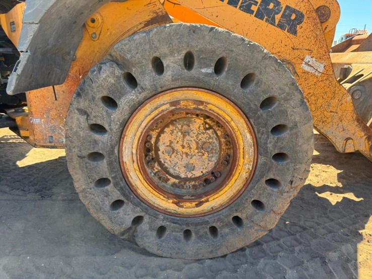 2011-liebherr-l586-image-50