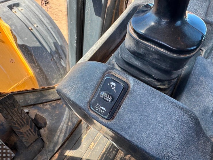 2013-deere-824k-image-54