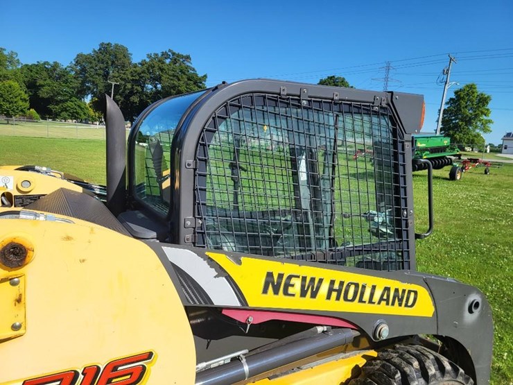 2014-new-holland-l216-image-17