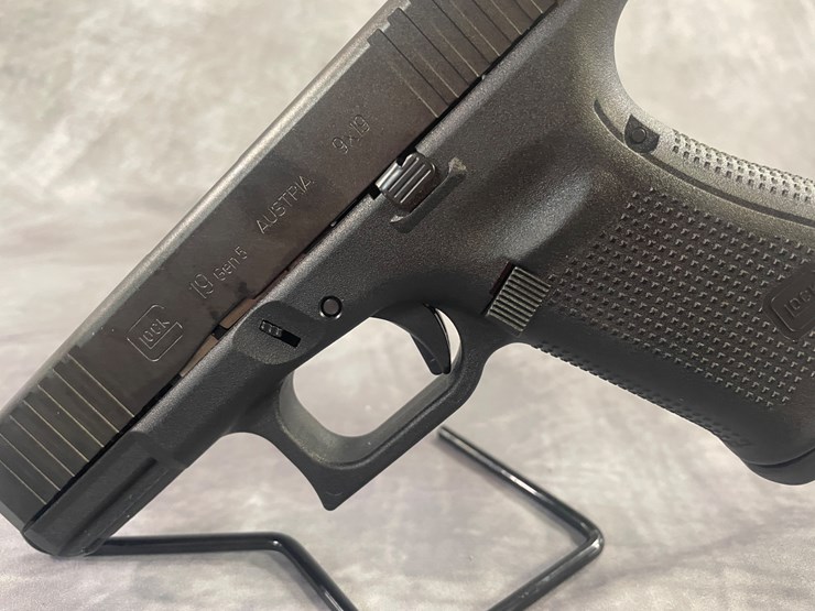 #4361-•-glock-model-19-gen-5-9mm-luger-pistol,-sn:-cesf245-image-7