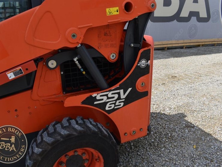 2020-kubota-ssv65-image-25