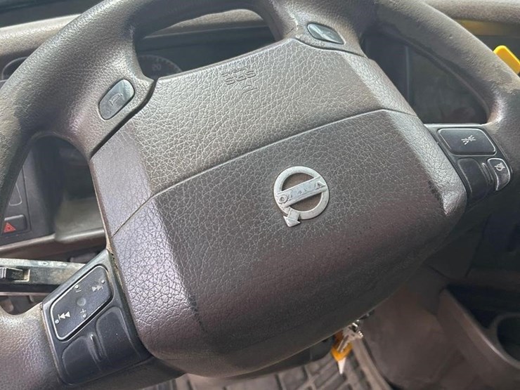 2016-volvo-vnl64t630-image-42