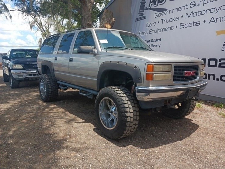 1999-gmc-suburban-image-2