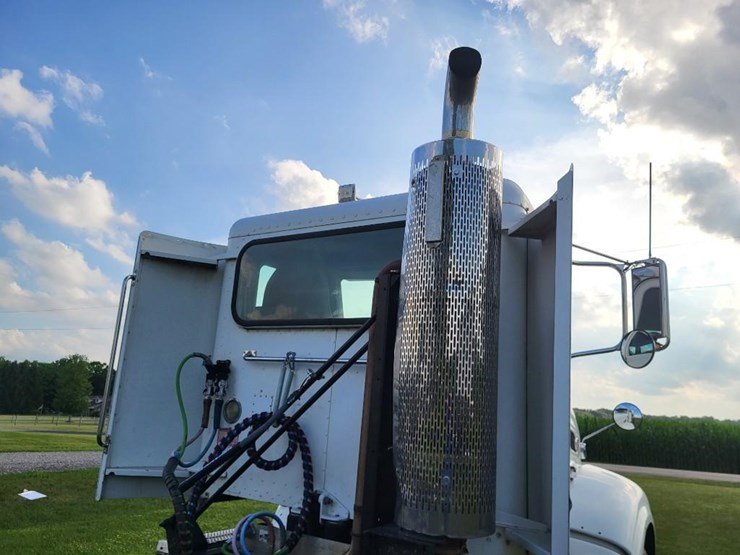 2008-peterbilt-384-image-32