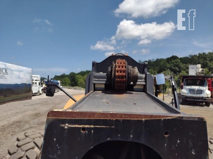 2017-caterpillar-tl1055d-image-15