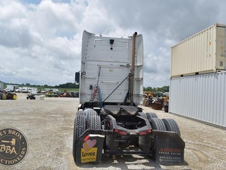 2014-volvo-vnl64t670-image-6