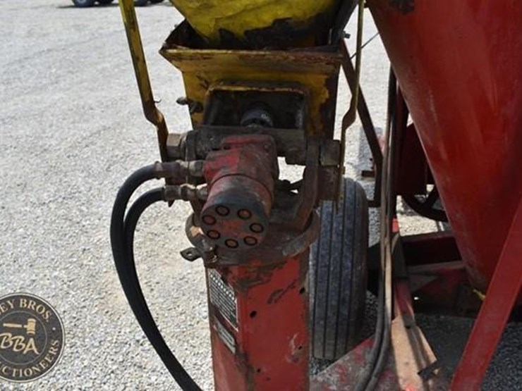 new-holland-353-image-27